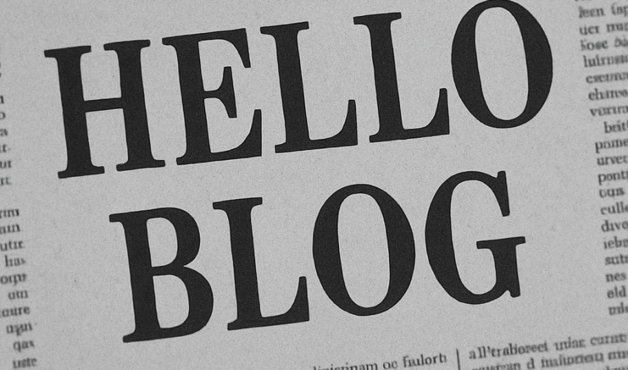 Hello Blog- Médiation Texte en gros caractères : "HELLO BLOG" sur fond de journal.