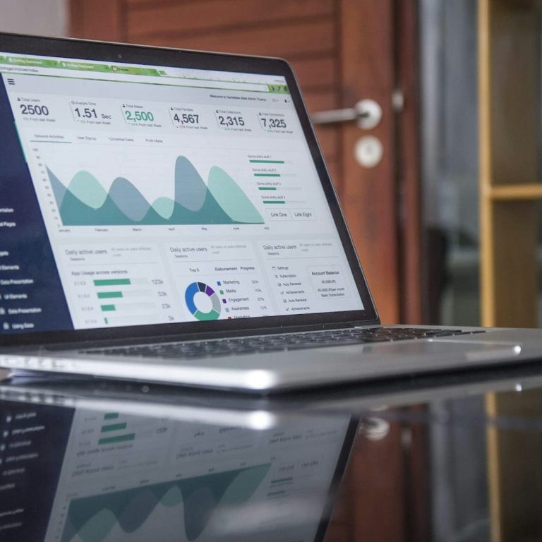 Ordinateur portable affichant des graphiques et des données analytiques sur un écran.