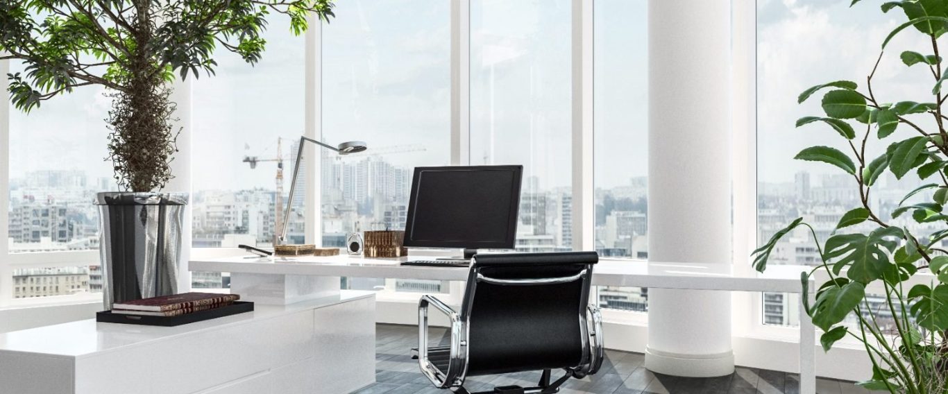 La FAQ - Médiation Bureau moderne avec chaise, ordinateur, plantes et vue sur la ville.